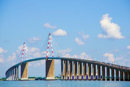 Vue panoramique du pont suspendu de Saint-Nazaire. Il s'agit du pont suspendu le plus long de France.
