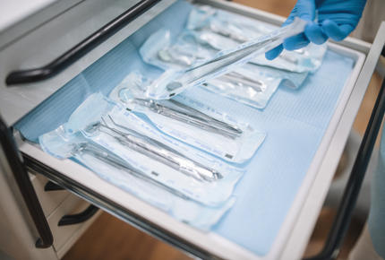 Un tiroir d'outils médicaux et chirurgicaux dans leurs étuis stériles.