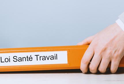 La loi sur le renforcement de la prévention en santé au travail entraîne des modifications importantes du Document Unique d’Évaluation des Risques (DUER). Archivage pendant 40 ans, renforcement du lien avec un plan d’action obligatoire, introduction de la notion de polyexposition… Avec le MAG BV, décryptage de ces évolutions qui entrent en vigueur le 31 mars 2022.