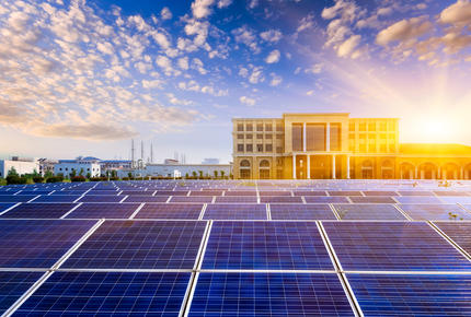 Des panneaux solaires installés sur le toit d'une infrastructure.