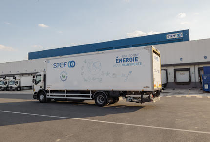 Un camion Stef devant un entrepôt.