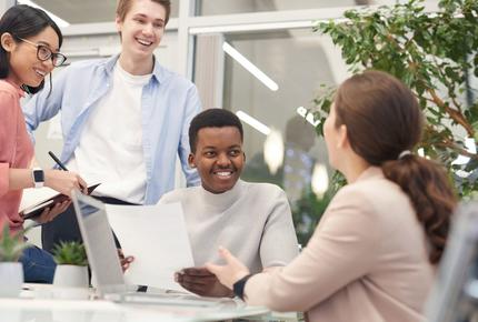 Jeunes étudiants au travail
