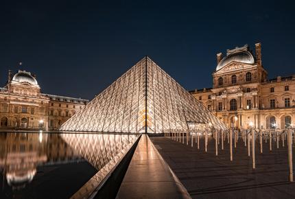 Le musée du Louvre, la nuit